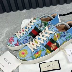 Gucci Flower Print limited edition sneakers embroidered bee like new.size 6